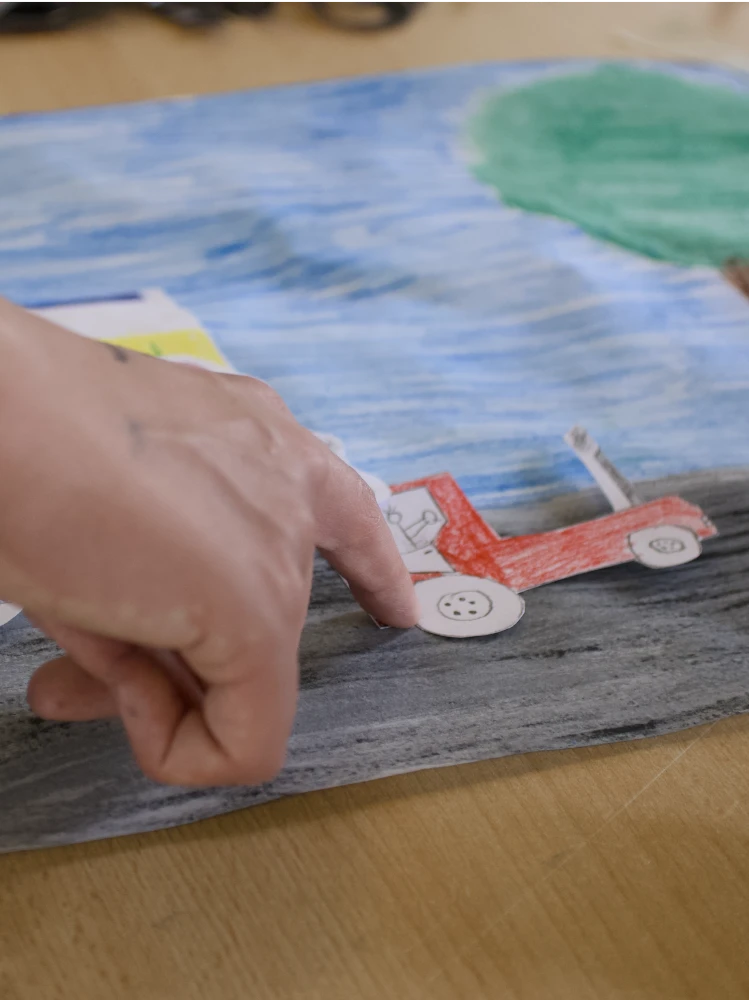 Legetrick Hand bewegt Papier